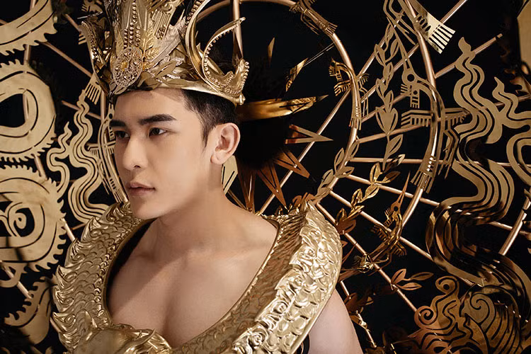 Phần cánh phía sau được tạo nên hoàn toàn từ kim loại và được dát vàng với cân nặng trên 20 kg.