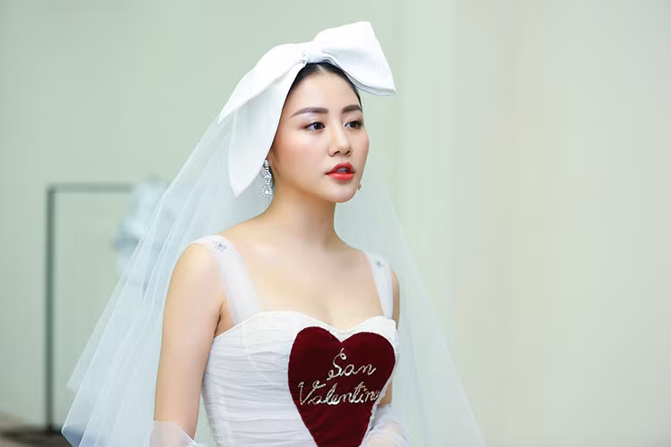 Nữ ca sĩ cũng tất bật với các show diễn lớn ở cả 2 miền Nam, Bắc. Bên cạnh đó, Văn Mai Hương đang hoàn thiện một số dự án, hứa hẹn sớm ra mắt công chúng trong thời gian tới.