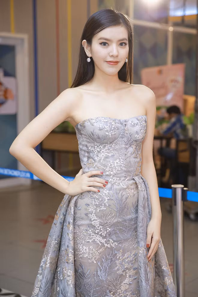 Trúc Anh (The Face) đến rất sớm để tham dự sự kiện. Cô vào vai "hot girl" JaJa Bông trong phim với vẻ đẹp quyến rũ, kiêu kỳ nhưng tính cách lại chảnh chọe và tự mãn. Nhân vật là đại diện của tuýp nhân vật "cô gái lắm chiêu", dùng nhiều thủ đoạn để đoạt được mục đích.