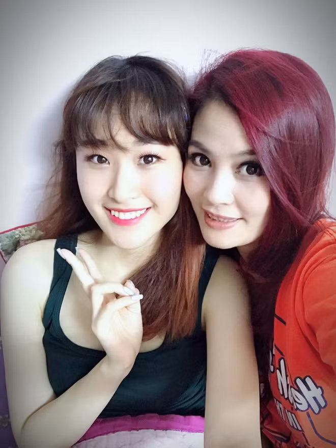 Viết về mẹ, cô con gái lớn luôn dành cho diễn viên Hoa Thúy những lời chân thành: "Con có những khi ăn nói sâu cay thế nào, thì lòng con mẹ vẫn là số 1, chỉ ước mẹ mãi sống bên con. Con có tung bay đến đâu thì vẫn mãi là chim én nhỏ, trở về bên cái tổ an toàn dễ chịu nhất của đời mình, đó là Mẹ Yêu".
