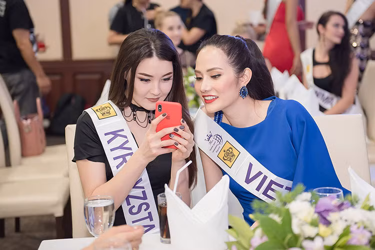 Hoa hậu Đông Nam Á Diệu Linh thân thiện bên thí sinh của cuộc thi.