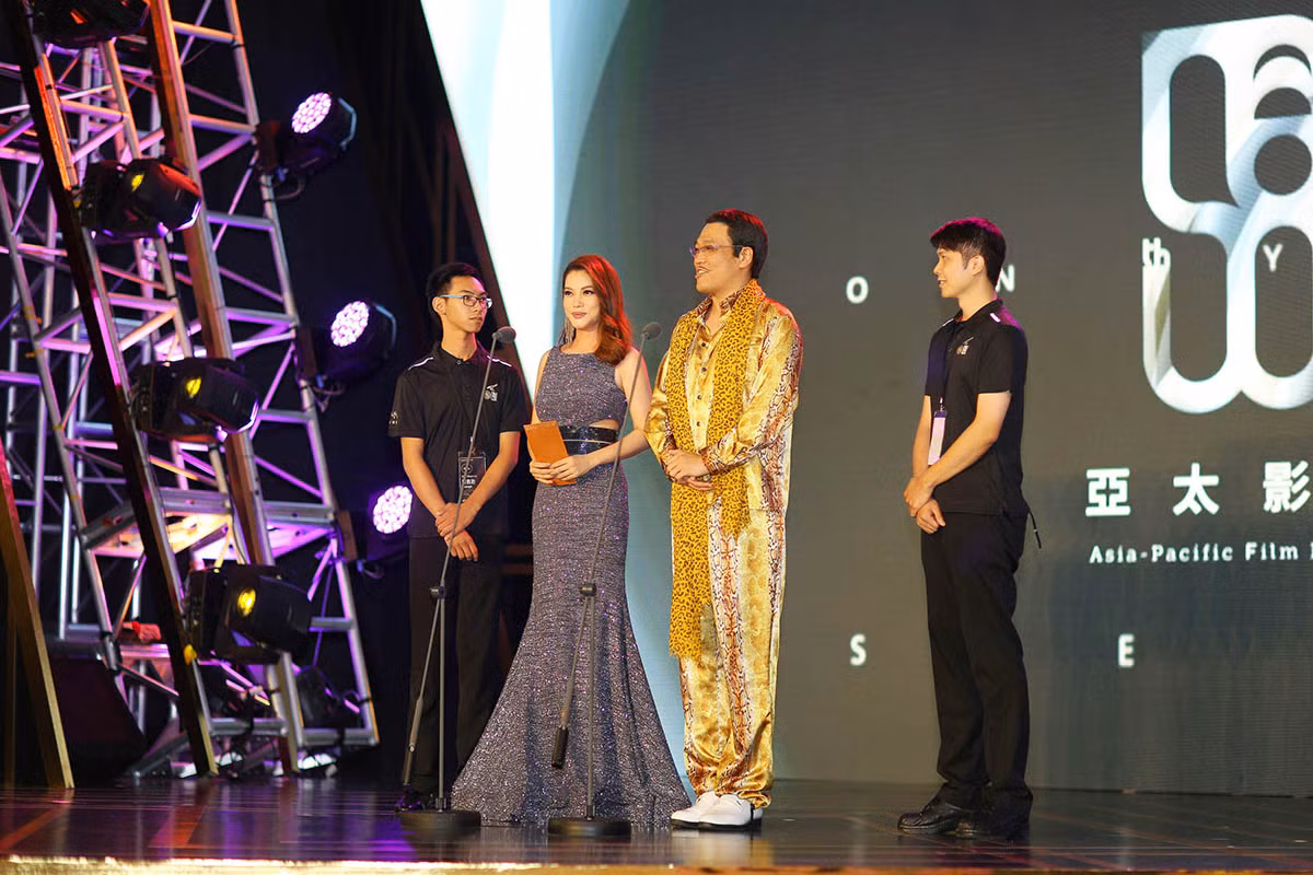 Trương Ngọc Ánh gặp gỡ và cùng nghệ sĩ hài Kosaka Daimaou trao một hạng mục trong lễ trao giải.