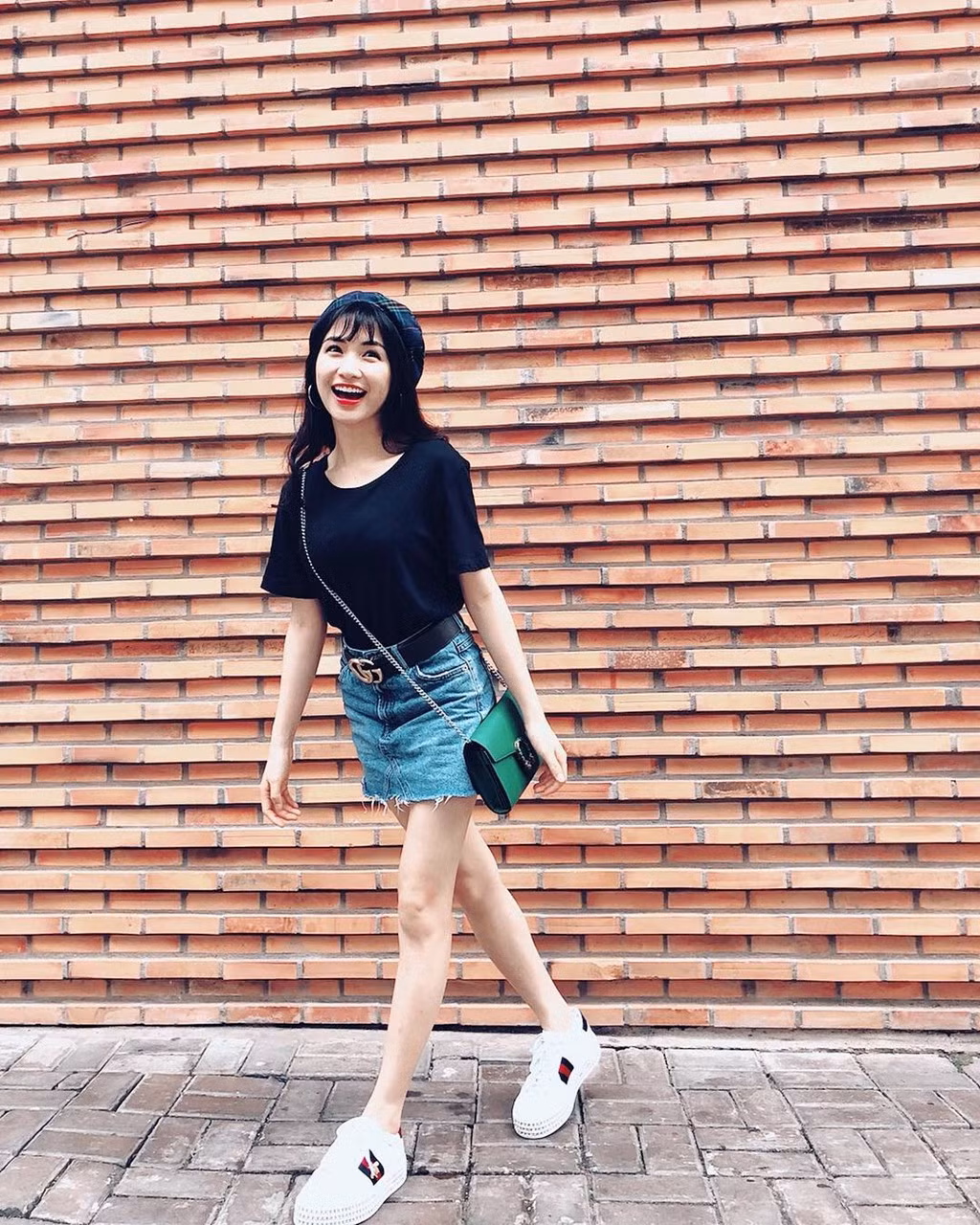 Sự cập nhật xu hướng, tiết chế bản thân đã giúp Hòa Minzy thoát khỏi mác thảm họa. Trẻ trung, năng động chính là phong cách thời trang hiện tại của nữ ca sĩ.