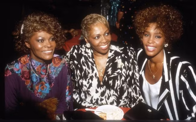 Từ trái sang: Dionne Warwick, bà Sissy Houston và Whitney.