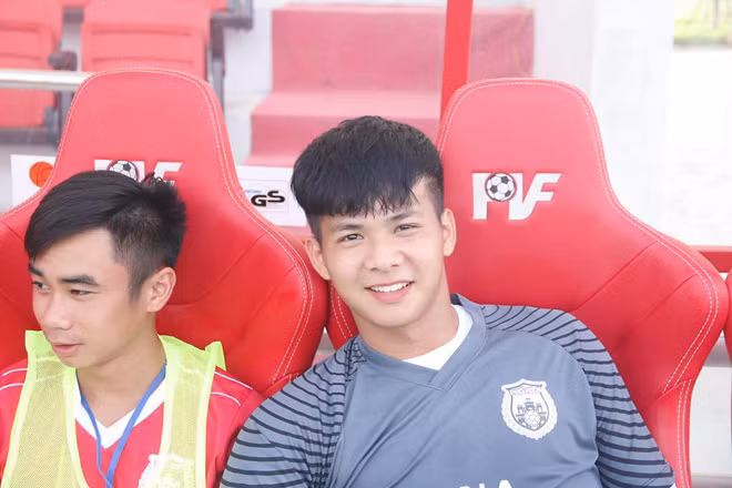 Người hâm mộ bóng đá Việt đã biết đến những chàng thủ môn “cực phẩm” như Bùi Tiến Dũng, Đặng Văn Lâm, Nguyễn Văn Hoàng, Trần Trung Kiên (thủ môn U15 của câu lạc bộ HAGL), Dương Tùng Tâm (thủ thành 19 tuổi)… Họ là những cầu thủ khiến hội fan girl tin rằng, đã là thủ môn thì sẽ cực kỳ ngầu và đẹp trai. Mới đây, một cái tên khác tiếp tục góp mặt vào danh sách các thủ môn nổi bật của bóng đá Việt. Đó là Trương Thái Hiếu (thủ môn của đội tuyển U19 Việt Nam).