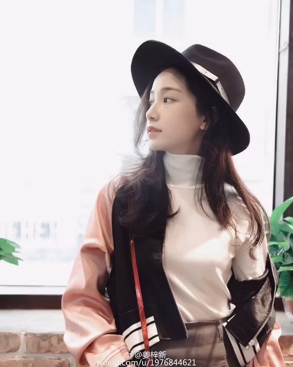 Khương Tử tân sở hữu gương mặt nhỏ nhắn với đường nét thanh tú. Với vẻ đẹp trong trẻo, nữ diễn viên được kỳ vọng trở thành thế hệ tiểu hoa đán của màn ảnh Hoa ngữ.