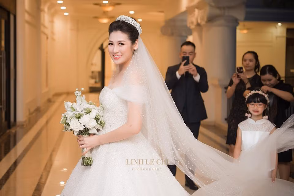 Nhiều lần mặc váy cưới trình diễn, nhưng lần này Tú Anh xinh đẹp nhất khi diện váy cô dâu.