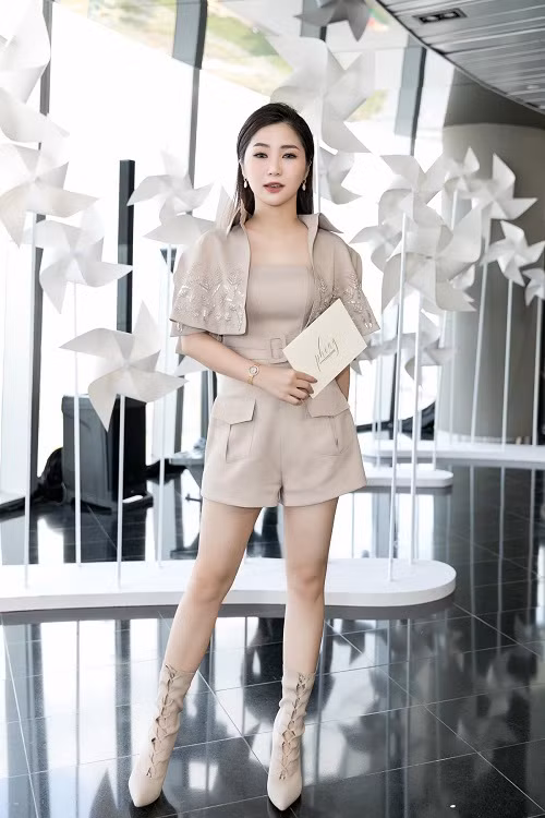 Hương Tràm cũng thu hút sự chú ý với phong cách thời trang cực chất khi có mặt tại sự kiện.