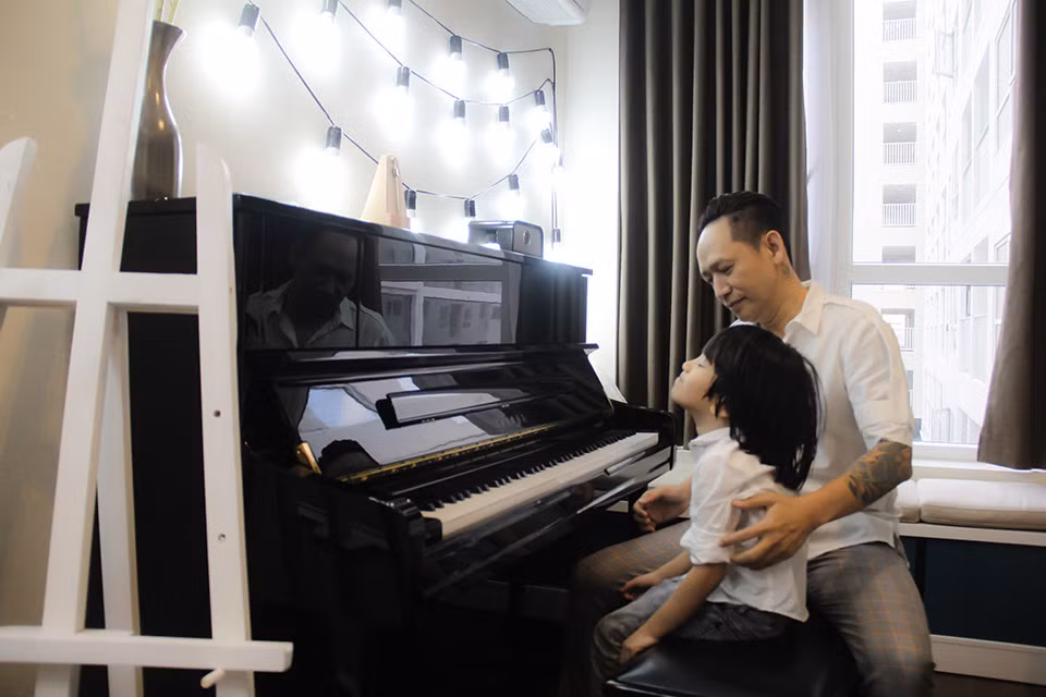 Duy Mạnh dạy đàn cho con trai.