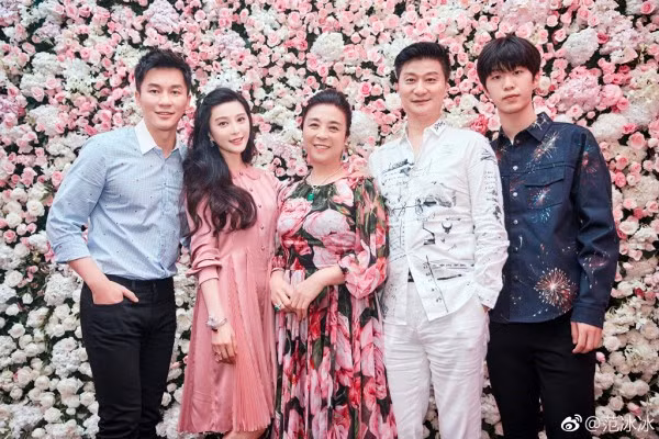 Phạm Thừa Thừa chụp ảnh cùng với anh chị và bố mẹ trong ngày đính hôn của Phạm Băng Băng.