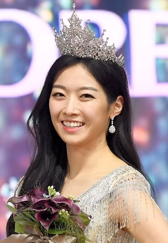 Chung kết của "Hoa hậu Hàn Quốc 2018" vừa được tổ chức long trọng tại thủ đô Seoul. Được biết, cựu Hoa hậu Hàn Quốc Kim Sung Ryung là chủ trì hội đồng ban giám khảo. Ca sĩ Yura (Girl's Day) và danh hài Park Soo Hong đảm nhiệm vai trò MC chính của chương trình.
