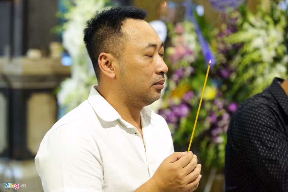 Đạo diễn Nguyễn Quang Dũng lặng người tưởng nhớ Thanh Hoàng. Anh từng đưa Dạ cổ hoài lang lên màn ảnh rộng và bộ phim đã được sự ủng hộ và góp ý nhiệt tình của cố nghệ sĩ dù lúc đó sức khỏe của ông đã yếu.