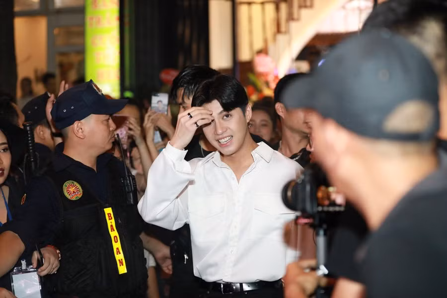 Ngay từ khi xuất hiện, Noo Phước Thịnh đã khiến fan đứng ngồi không yên, anh bị vây kín tới độ vã mồ hôi mới có thể ra khỏi đám đông, bước lên sân khấu để biểu diễn.