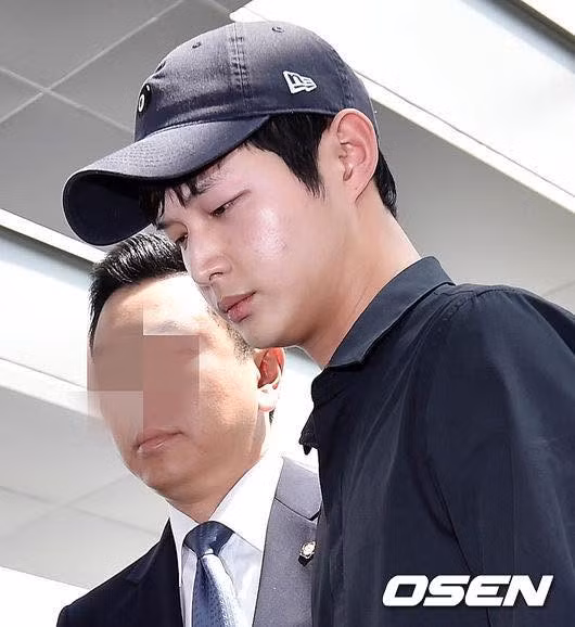 Lee Seo Won sinh năm 1997, là đồng nghiệp cùng công ty với những tên tuổi hàng đầu như Cha Tae Hyun, Song Joong Ki, Park Bo Gum. Lee từng tham gia nhiều bộ phim truyền hình như Uncontrollably Fond, Hospital Ship, The Liar and His Lover… Trước khi xảy ra vụ bê bối quấy rối tình dục, Lee là diễn viên trẻ được công chúng kỳ vọng và yêu thích.
