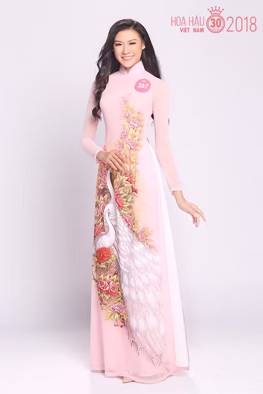 Bên cạnh đó, các người đẹp cũng nhiệt tình tham gia các hoạt động ý nghĩa như viếng tượng đài Chiến thắng Núi Bà, viếng mộ nhà thơ Hàn Mặc Tử, “check-in” các danh thắng nổi tiếng như Eo Gió, Tháp Đôi, Ghềnh Ráng…