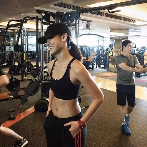 Hãy chọn cách trang điểm nhẹ và thoáng khí, giữ lớp nền nhẹ nhàng nhất có thể, có thể là kem BB, hoặc một loại kem che khuyết điểm nhỏ ở những nơi mà bạn cảm thấy cần nó.Chọn cách trang điểm nhẹ và thoáng khí, giữ lớp nền nhẹ nhàng nhất có thể, có thể là kem BB, hoặc một loại kem che khuyết điểm nhỏ ở những nơi mà bạn cảm thấy cần nó.