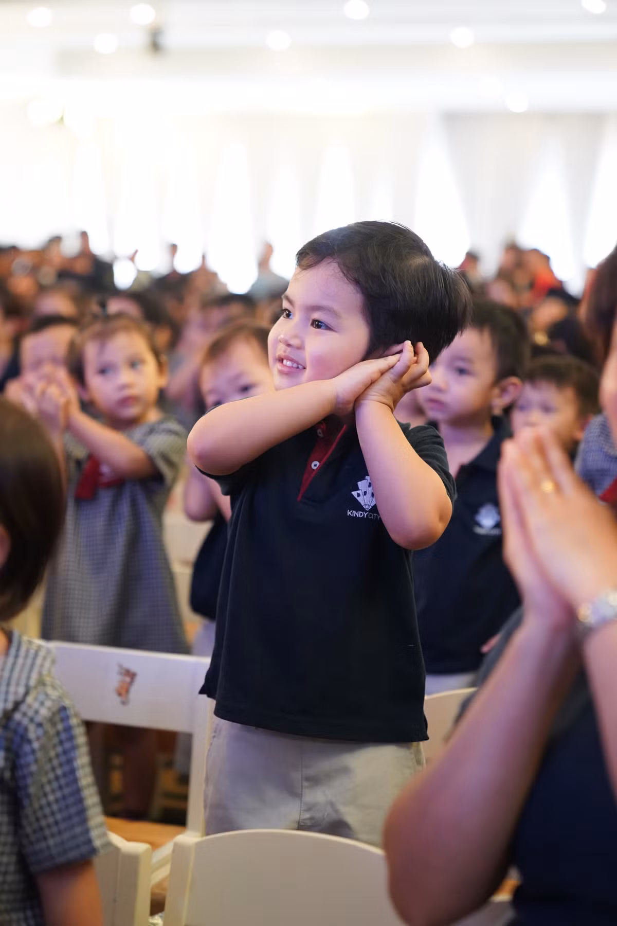 Kubi càng lớn càng điển trai và hiếu động, là niềm tự hào của vợ chồng Phan Hiển.