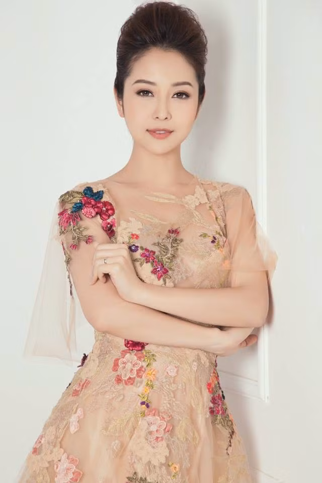Thực tế, Hoa hậu Jennifer Phạm dù ở tuổi U40 nhưng cô luôn biết cách ăn mặc khiến mình trẻ trung, quyến rũ.