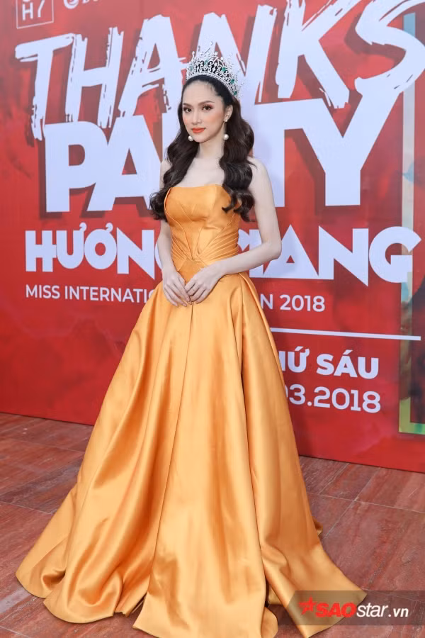 Đặc biệt, trong buổi tiệc, Hoa hậu Hương Giang cũng tiết lộ một thông tin vô cùng quý giá. Theo đó, sau quá trình đàm phán, làm việc, người đẹp đã trở thành người sở hữu bản quyền Miss International Queen và Miss Tiffany’s Vietnam, đồng nghĩa với việc cô cũng sẽ trở thành giám đốc quốc gia của cuộc này tại quê nhà.