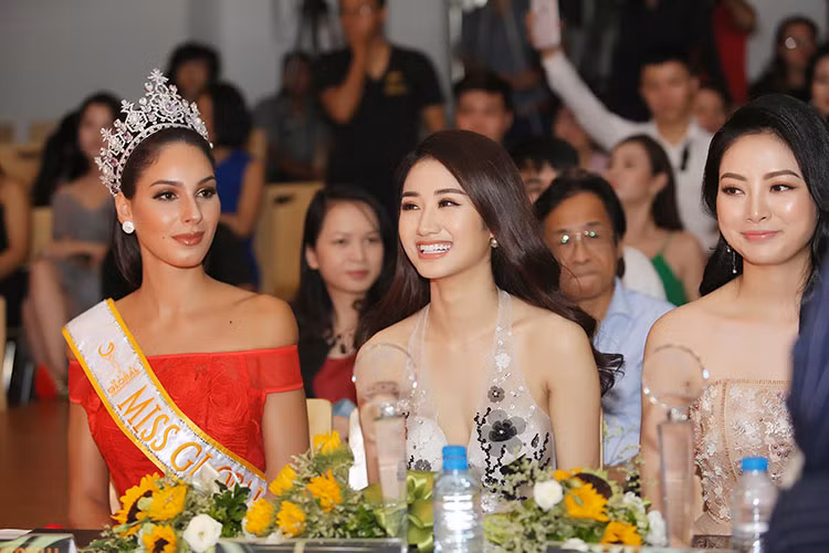Từ khi lập gia đình, Thu Ngân ít khi xuất hiện tại các sự kiện giải trí để tận hưởng cuộc sống vợ chồng son. Người đẹp hiện đã có một cậu con trai nhỏ.