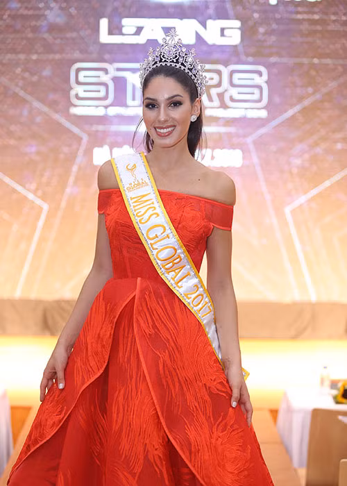 Barbara Vitorelli, Miss Global 2017, được ủy nhiệm đến Việt Nam trao bản quyền tham dự Miss Global cho đơn vị tổ chức dự án "Ngôi sao danh vọng".