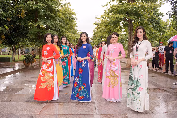 Diện áo dài nền nã, các thí sinh vòng Chung khảo phía Bắc Hoa hậu Việt Nam khoe vẻ đẹp dịu dàng. Đồng hành cùng dàn thí sinh là đương kim Hoa hậu Việt Nam Đỗ Mỹ Linh.