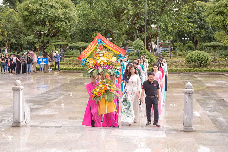 38 thí sinh của vòng Chung khảo phía Bắc đến dâng hương tại nhà tưởng niệm Khu di tích Kim Liên, Nam Đàn.