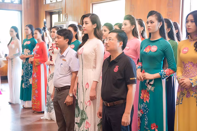Dẫn đầu đoàn viếng thăm là ông Vũ Tiến – Phó trưởng BTC; Đương kim Hoa hậu Việt Nam Đỗ Mỹ Linh và đại diện tỉnh ông Nguyễn Bảo Tuấn – Giám đốc Khu di tích Kim Liên.