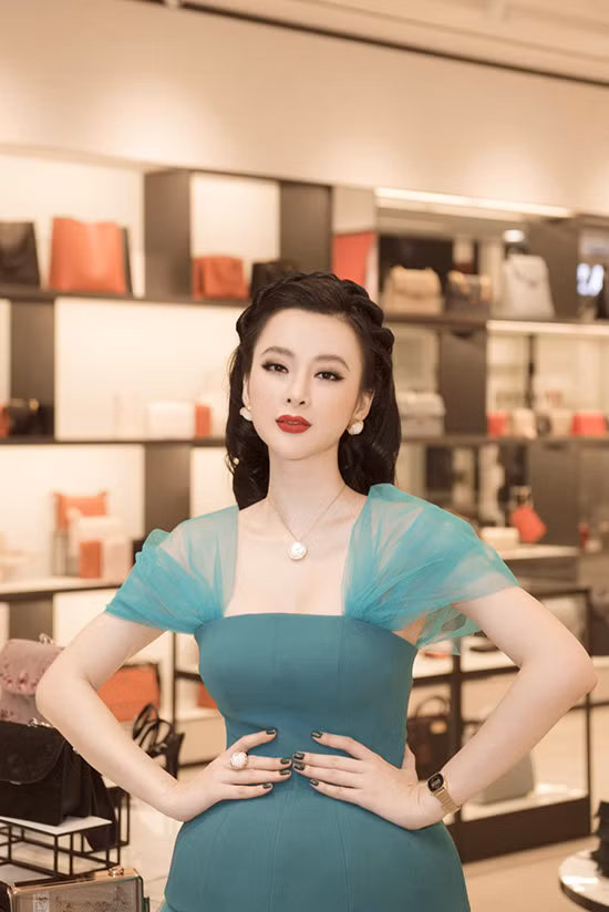 Trọn bộ trang sức mà nữ diễn viên xinh đẹp đeo tại sự kiện gồm nhẫn, dây chuyền, hoa tai có giá trị 1 tỷ đồng.