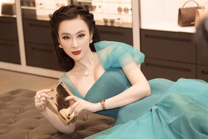 Hình ảnh Angela Phương Trinh tạo dáng để khoe nhan sắc trước ống kính.