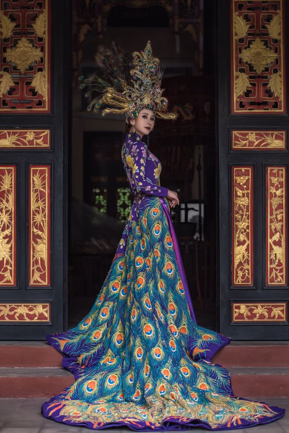 Hình ảnh Chi Nguyễn lộng lẫy trong bộ trang phục dân tộc "Khổng Tước".