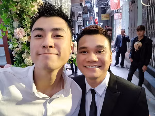 Vương Anh Ole cũng là một đàn em rất thân của Khắc Việt.