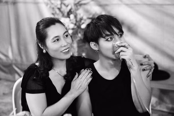 Hình ảnh Sơn Tùng trong hậu trường đêm nhạc.