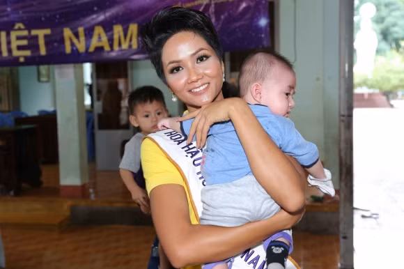 H'Hen Niê làm từ thiện sau khi đăng quang.