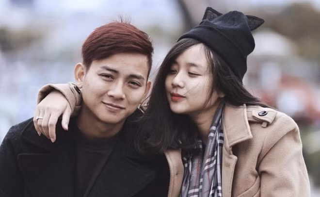 Từ đầu tháng 6, cặp đôi bị đồn đường ai nấy đi khi bạn gái Hoài Lâm bất ngờ xoá bỏ toàn bộ hình ảnh tình yêu của cả hai trên trang cá nhân.