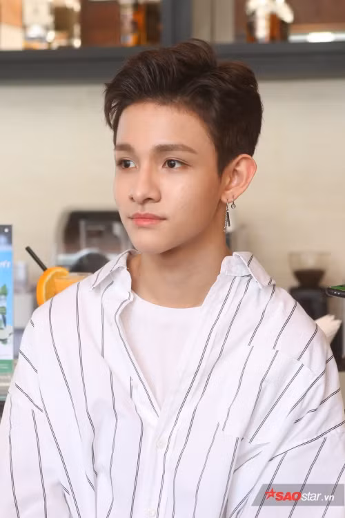Trưa 2/4, Kim Samuel tiếp tục có buổi gặp thân mật với giới truyền thông và dành thời gian để trả lời phỏng vấn. Anh chàng diện áo sơ mi, quần jeans đơn giản nhưng vẫn cực cuốn hút.