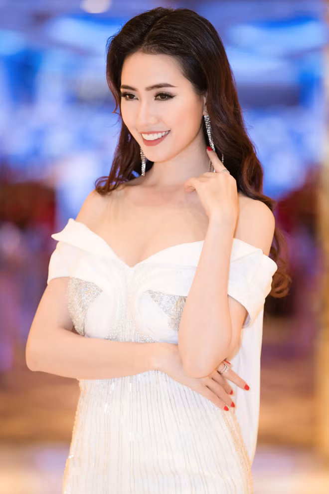 Trong một tháng tới, người đẹp Phan Thị Mơ hiện chỉ có thể nằm nghiêng hoặc đứng trong thời gian ngắn sau ca phẫu thuật thoát vị đĩa đệm.
