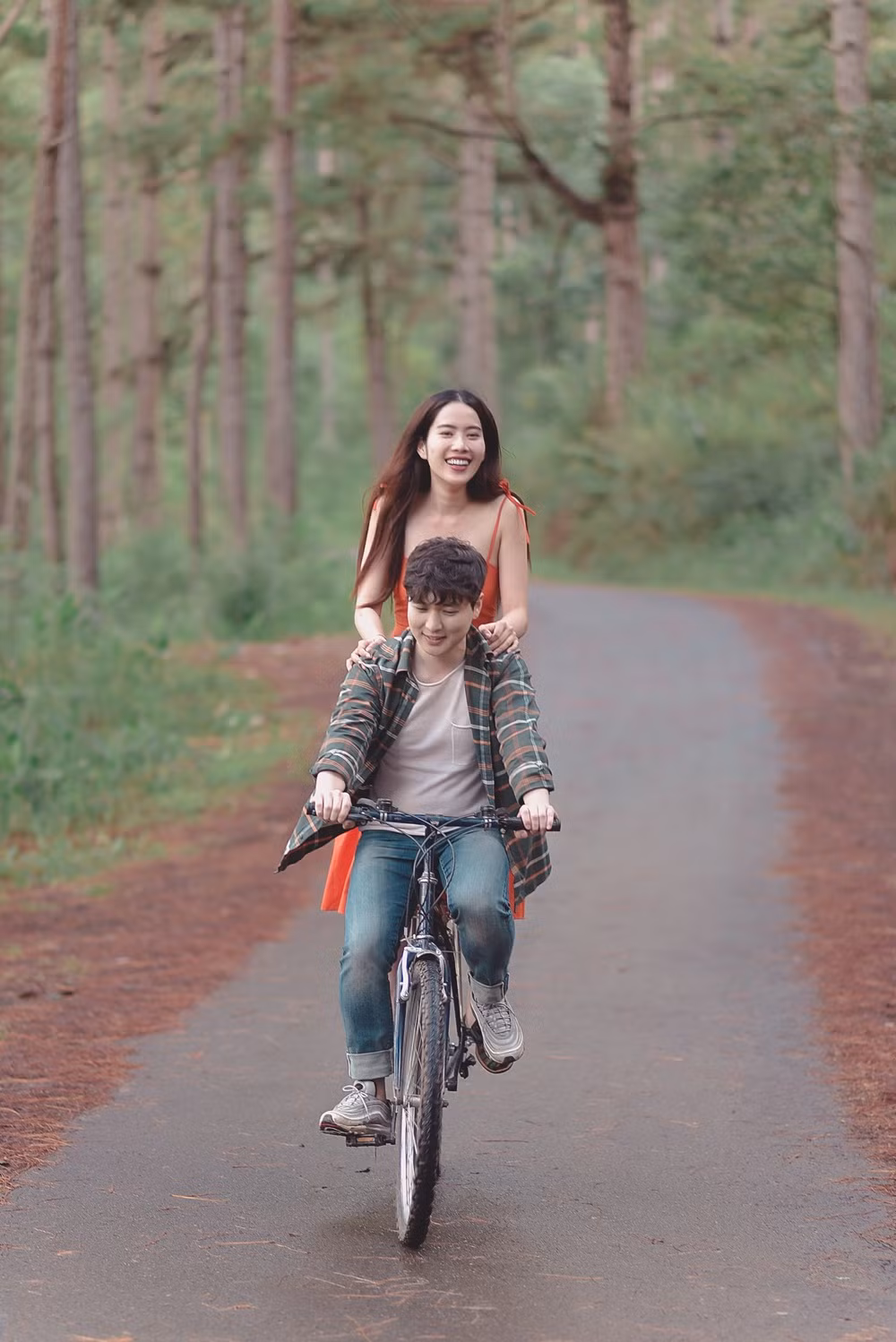 Cảnh quay lãng mạn của Nam Em và bạn diễn giữa khung cảnh Đà Lạt.