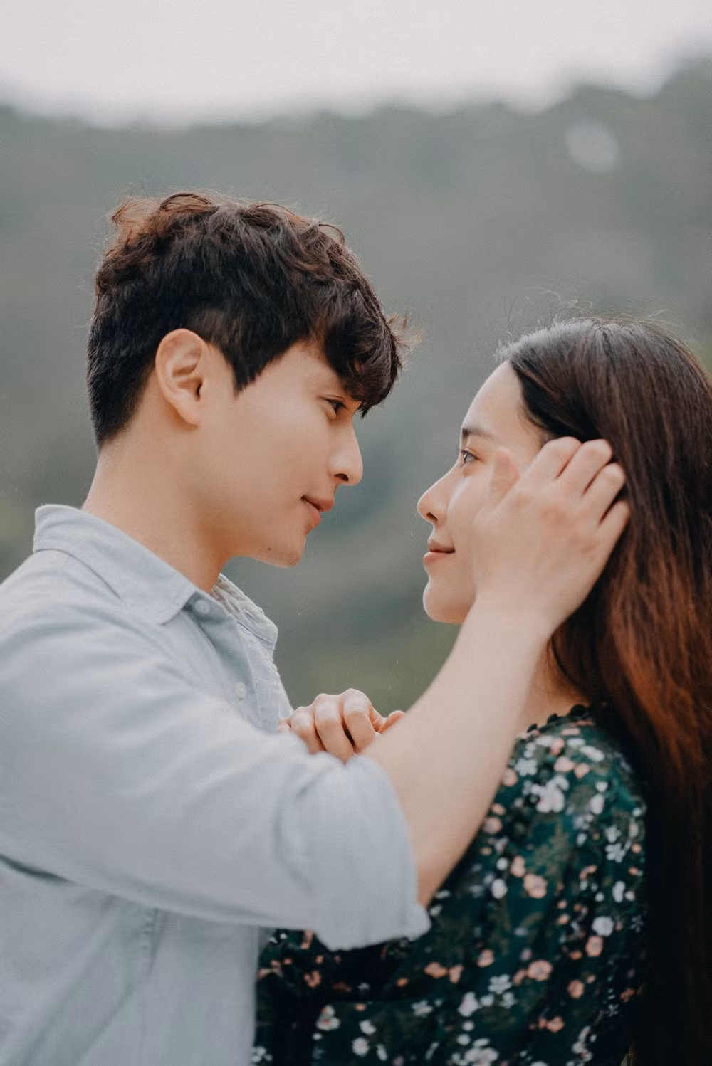 Được biết anh tên Wook Suk Jung – cũng là một người bạn quen biết của Nam Em được cô và ê-kíp mời sang Việt Nam và tham gia những cảnh quay lãng mạn tại Đà Lạt.