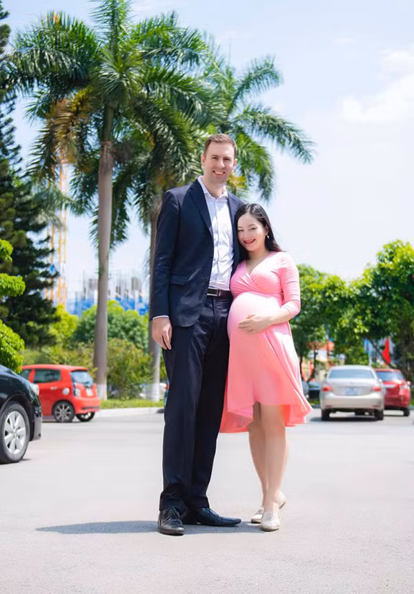 Lan Phương và chồng cao 2,2m của mình.