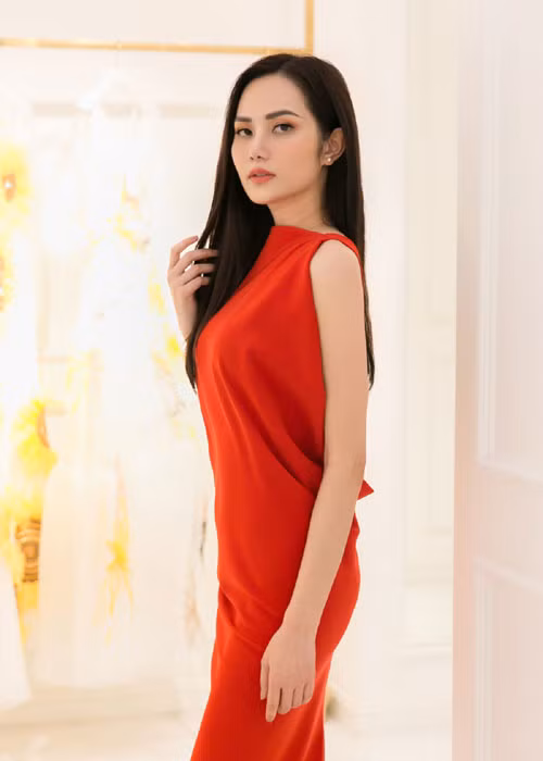 Chuẩn bị cho đấu trường nhan sắc này, ngoài các hoạt động rèn luyện và nâng cao kỹ năng, Diệu Linh cũng không quên đầu tư cho các bộ trang phục cô sẽ diện trong quá trình tham gia cuộc thi.
