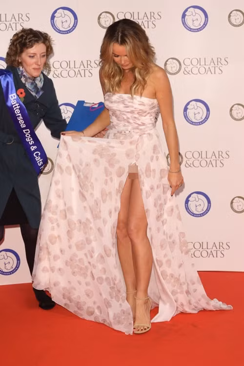 MC xinh đẹp Amanda Holden rõ ràng không cố ý nhưng với chiếc váy chỉ đợi “phản chủ” như thế kia thì thật khó nói trước.