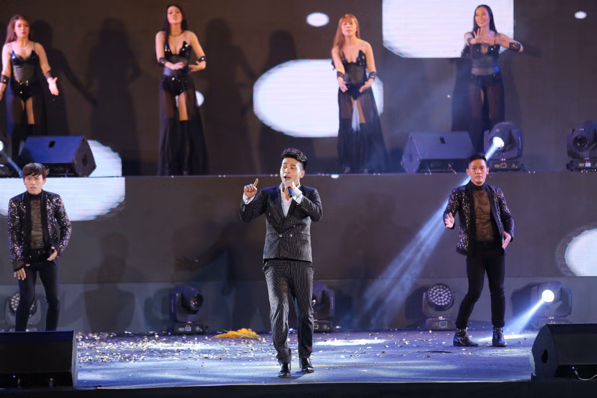 Hồ Quang Hiếu trình diễn "Nhỏ ơi", "Nơi ấy con tìm về" và "Túp lều lý tưởng". Ca sĩ điển trai chia sẻ quan điểm về hạnh phúc trong tình yêu với MC Thanh Bạch: "Nếu trong tình yêu, hai người thật sự yêu nhau thì cái quan trọng nhất là cả hai phải tự làm chủ được cuộc sống và lo được cho con cái".