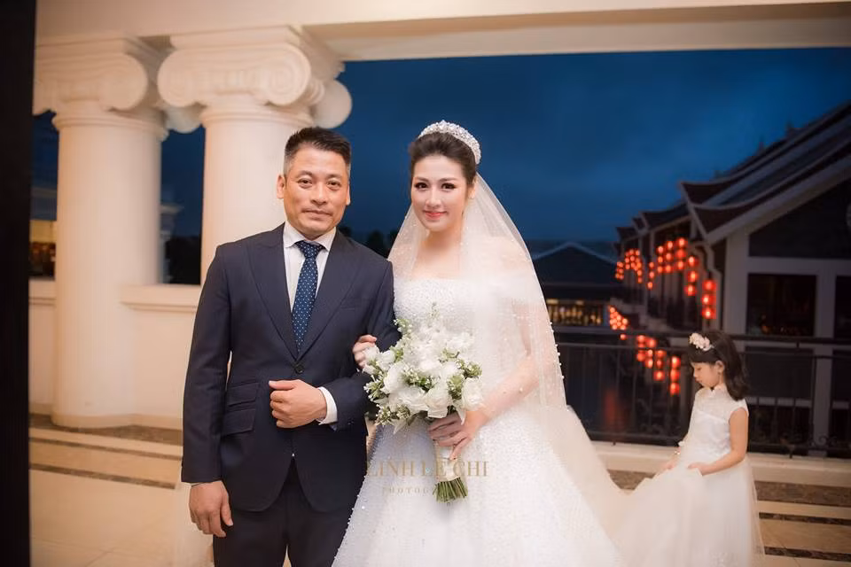 Tú Anh khoác tay bố chuẩn bị tiến vào lễ đường.