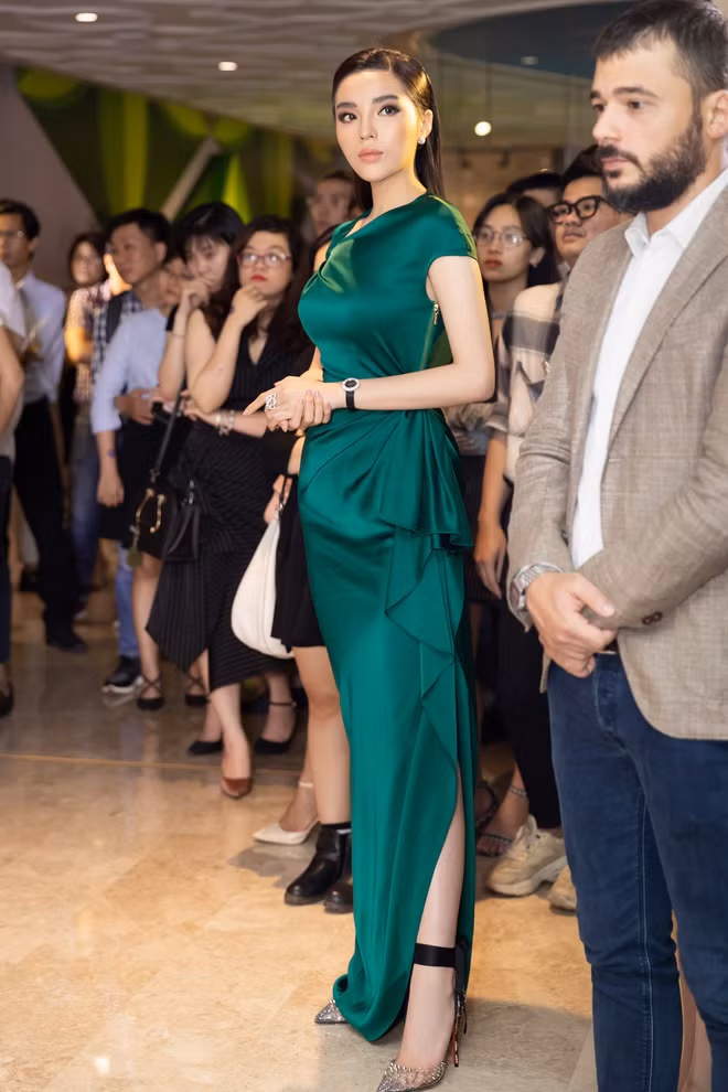 Phong thái sang trọng của Kỳ Duyên khi xuất hiện tại sự kiện.