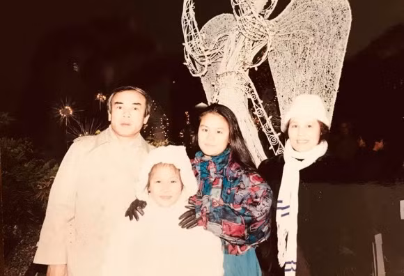 Được biết, khi còn nhỏ, Ngô Phương Lan đã theo cha mẹ sang Mỹ sinh sống. Người đẹp từng được tổng thống Mỹ Bill Clinton trao tặng bằng khen vì thành tích học tập cao ở trường Tiểu học New York.