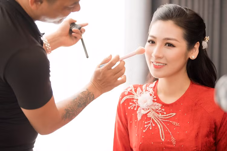Tú Anh trang điểm kỹ lưỡng, chú ý đến từng chi tiết nhỏ.