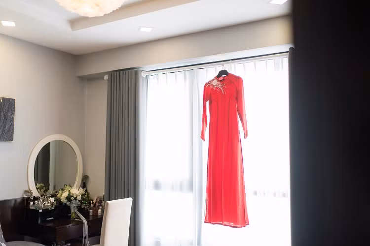 Trong lễ vu quy, Tú Anh chọn mặc chiếc áo dài màu đỏ.