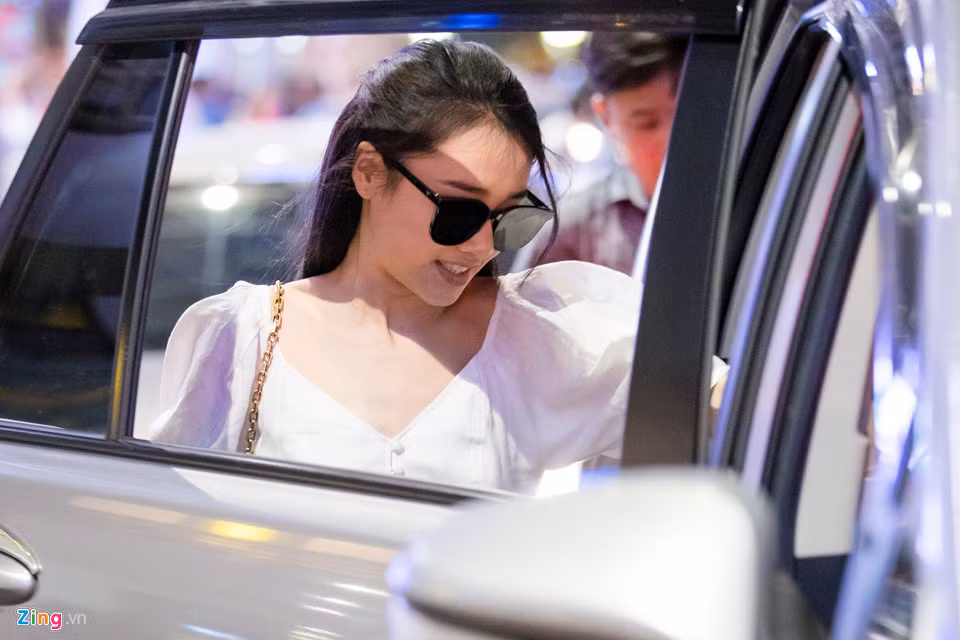 Nhã Phương lên xe ra về. Nữ diễn viên sẽ có mặt trong sự kiện Tuần lễ Thời trang Việt Nam 2018 vào tối 21/4.