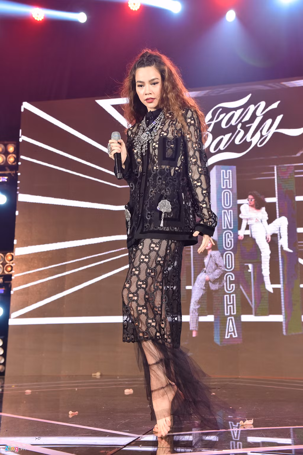 Tại đêm diễn, Hồ Ngọc Hà bật mí thông tin về buổi live concert sắp tới. Cụ thể, sau khi phát hành ca khúc mới Em muốn anh đưa em về, nữ ca sĩ sẽ tổ chức đêm diễn với dòng nhạc EDM xuyên suốt từ đầu đến cuối.